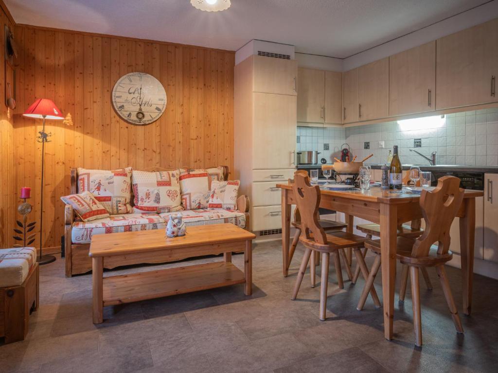 cocina y sala de estar con mesa y sillas. en Apartment Vers Saille by Interhome, en Ovronnaz