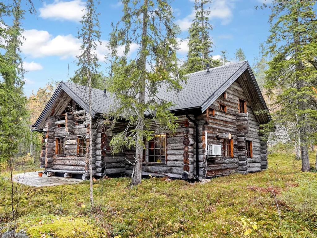 サッラにあるHoliday Home Örtsylä b by Interhomeの木の畑の丸太小屋