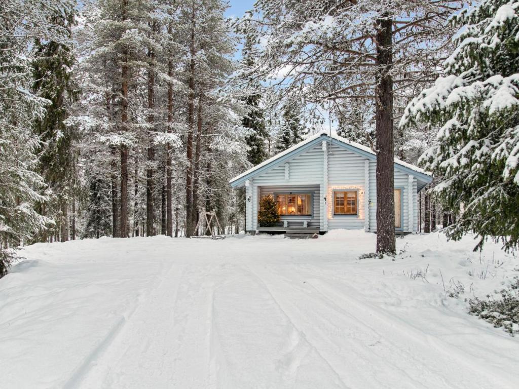 ユッラスヤルヴィにあるHoliday Home Ylläs-topin lomamaja 3 by Interhomeの雪の森の家
