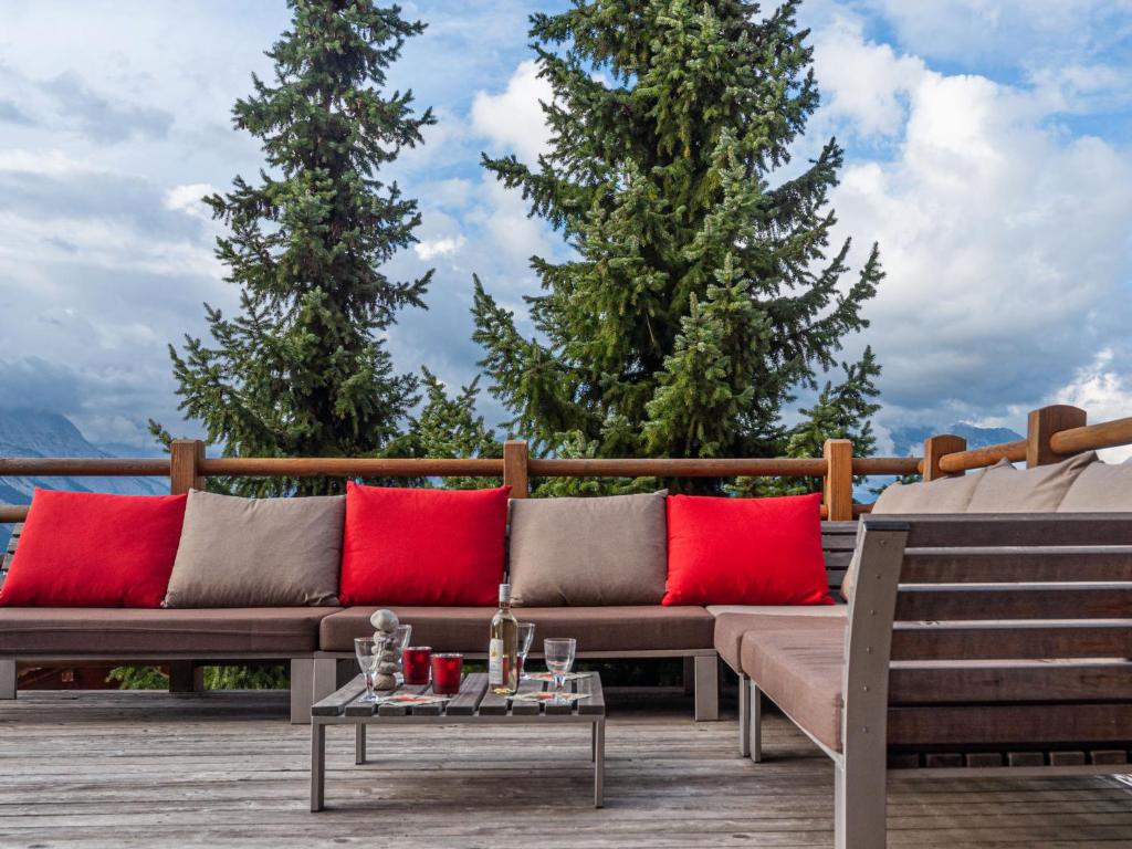 Balkón nebo terasa v ubytování Chalet Sebas by Interhome