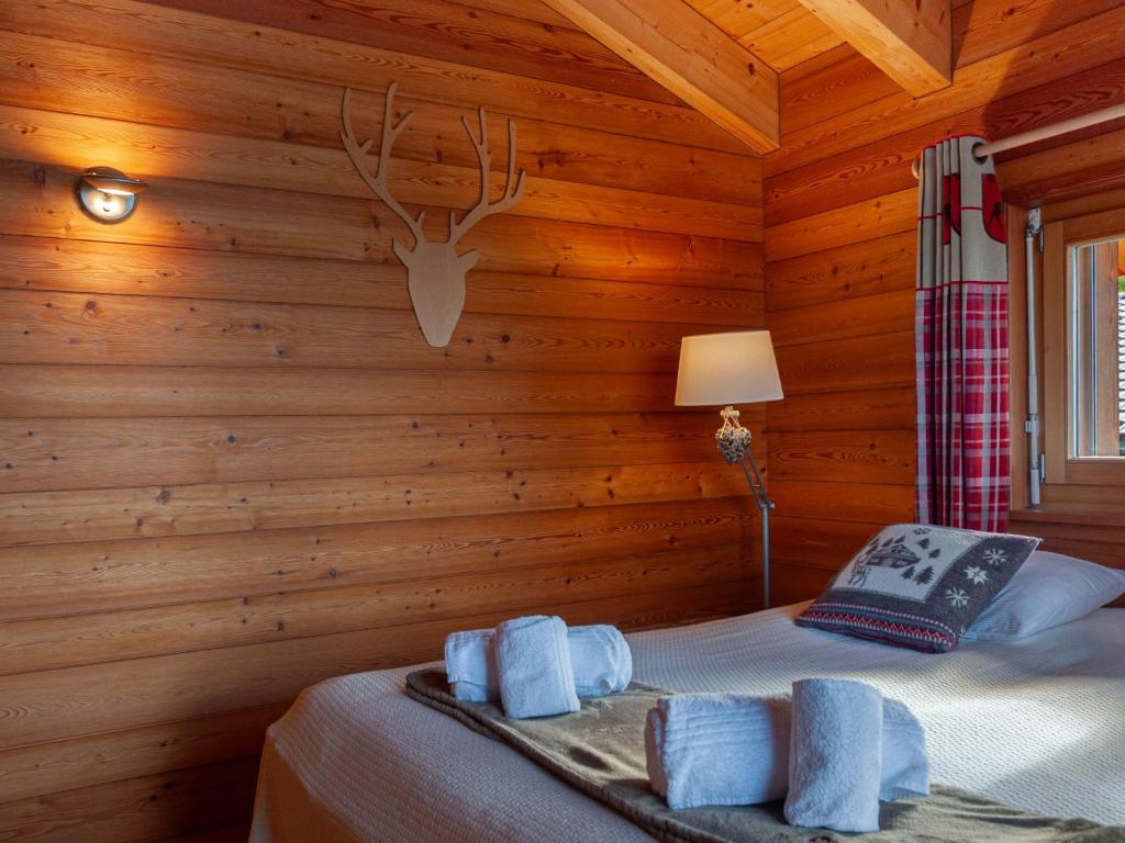 Postel nebo postele na pokoji v ubytování Chalet Sebas by Interhome