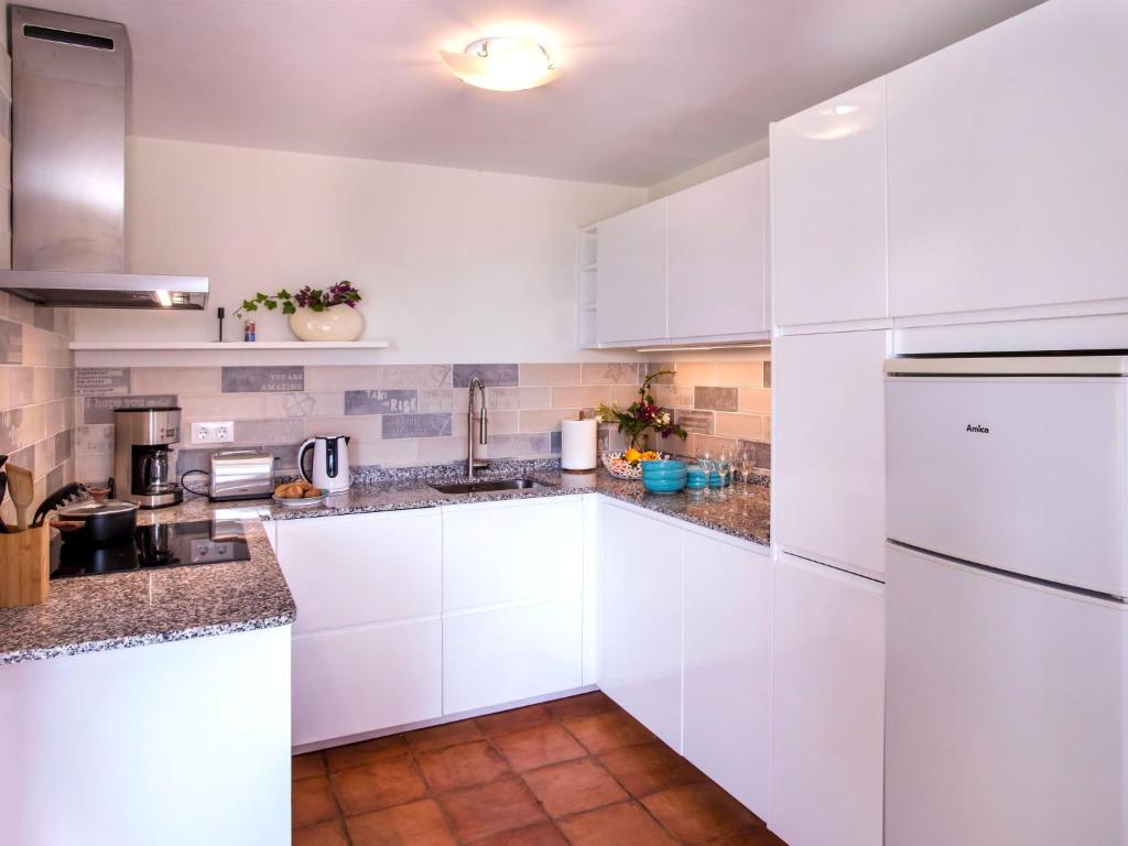 Kuchyňa alebo kuchynka v ubytovaní Villa Villa El Camino by Interhome