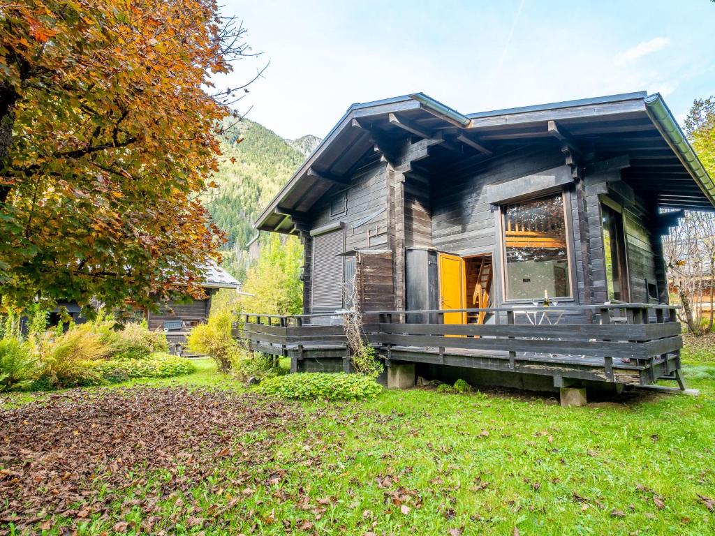 una casa pequeña sentada en el césped en un patio en Holiday Home Les Mazots de La Renardiere by Interhome, en Chamonix-Mont-Blanc