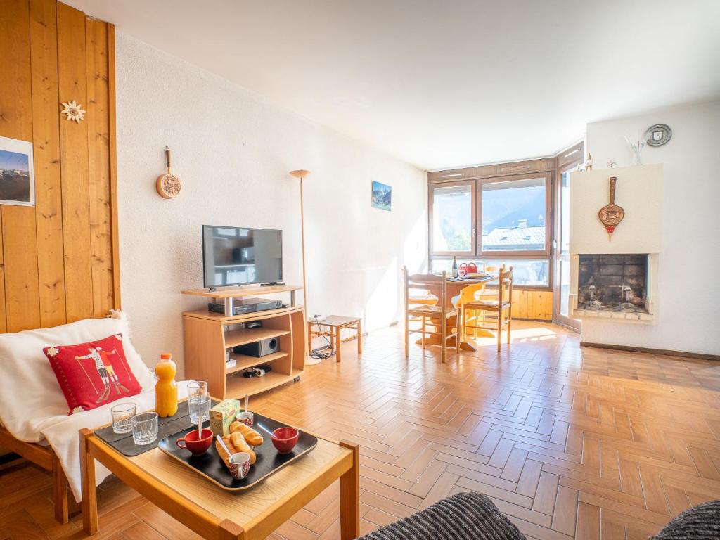 uma sala de estar com um sofá e uma mesa em Apartment Le Prarion by Interhome em Les Houches
