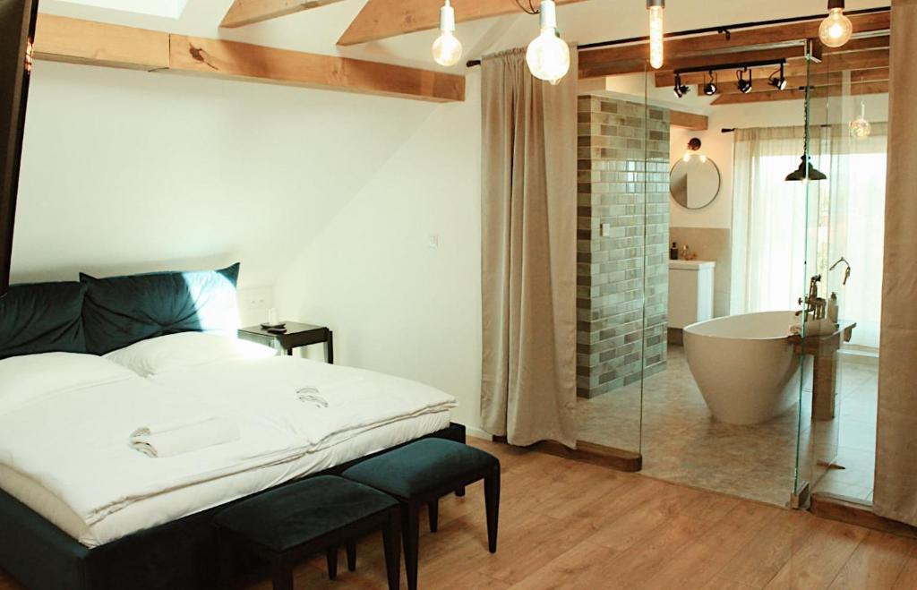1 dormitorio con bañera, 1 cama y baño en FORREST, en Polanica-Zdrój
