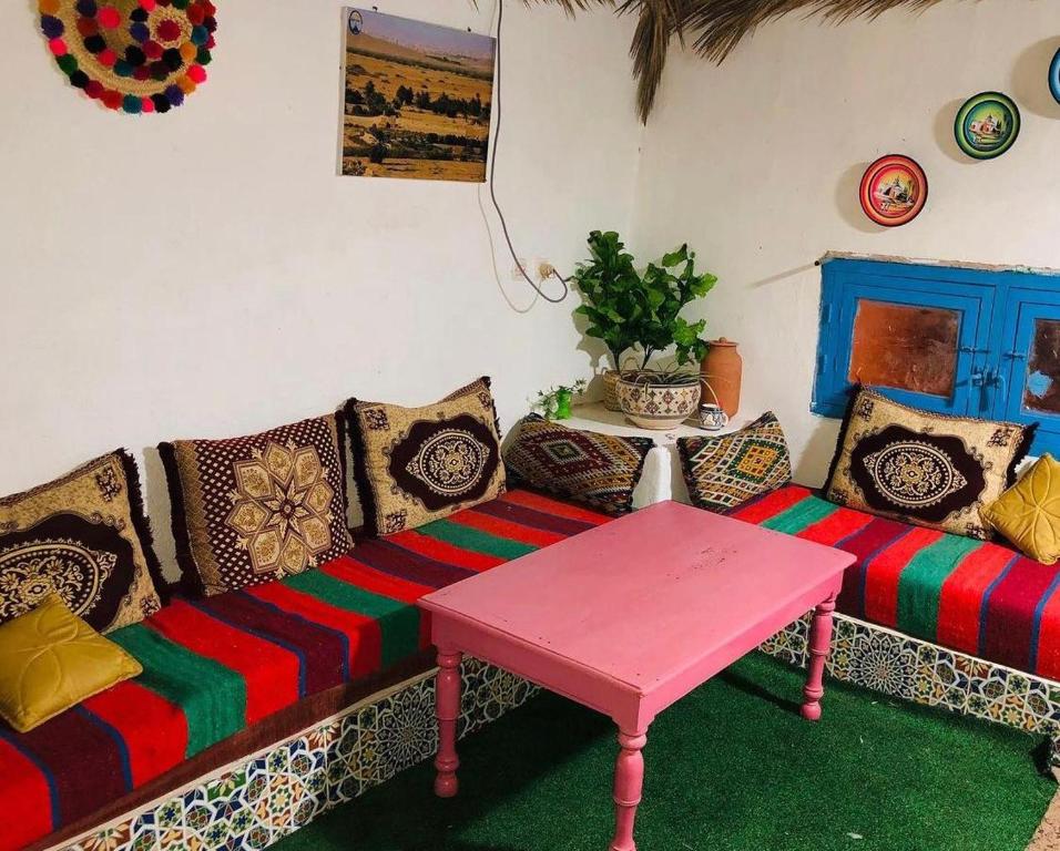sala de estar con sofá y mesa en auberge touristique zriouila en Guelmim