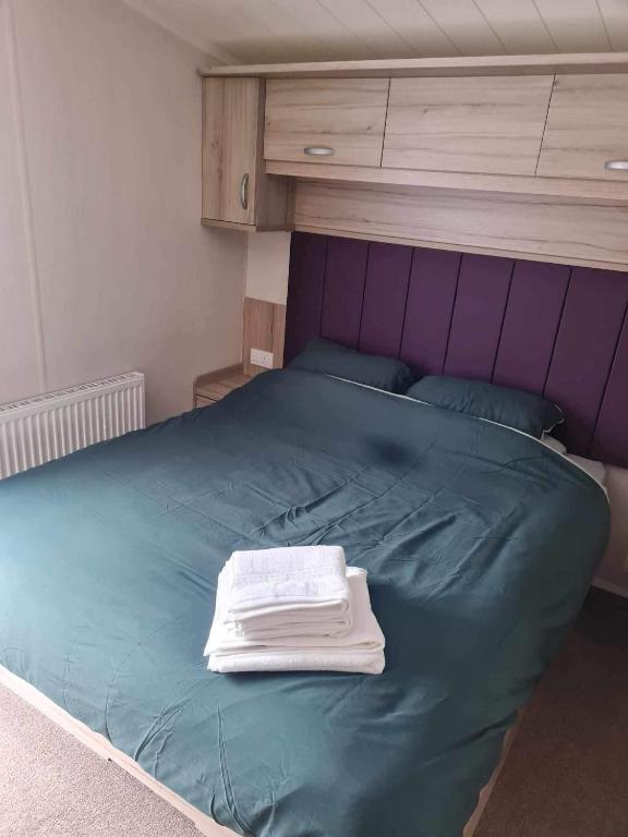 Ein Bett oder Betten in einem Zimmer der Unterkunft Denbigh holiday home