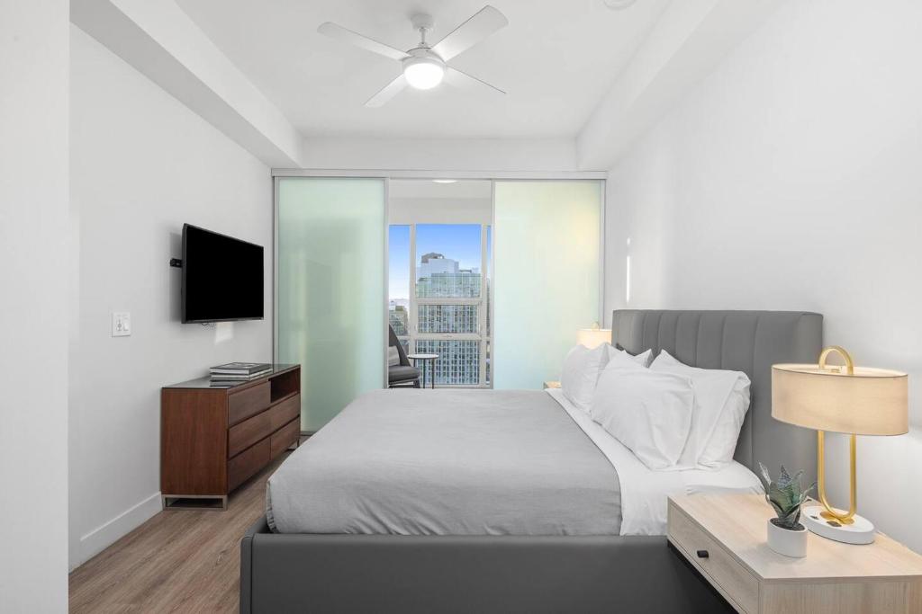 Level Downtown LA South Olive - One Bedroom Suite + Office