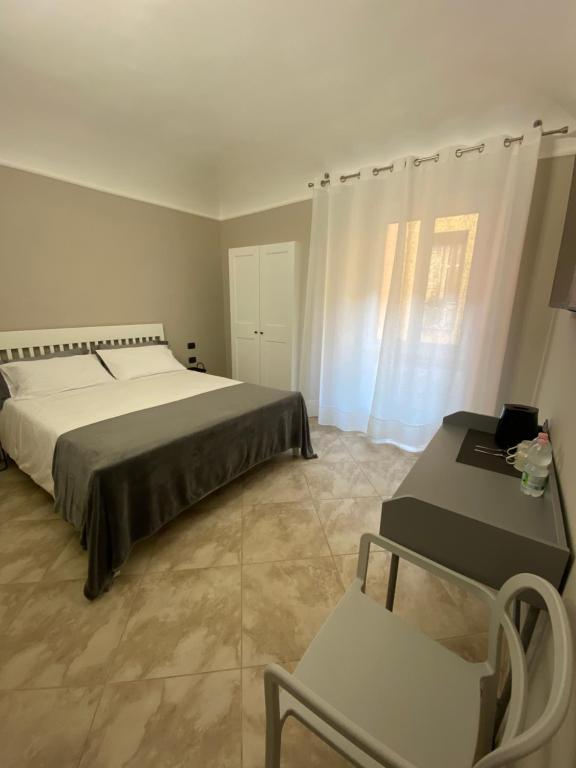 um quarto com uma cama, uma mesa e uma cadeira em ROMA PARADISO GUEST HOUSE em Roma