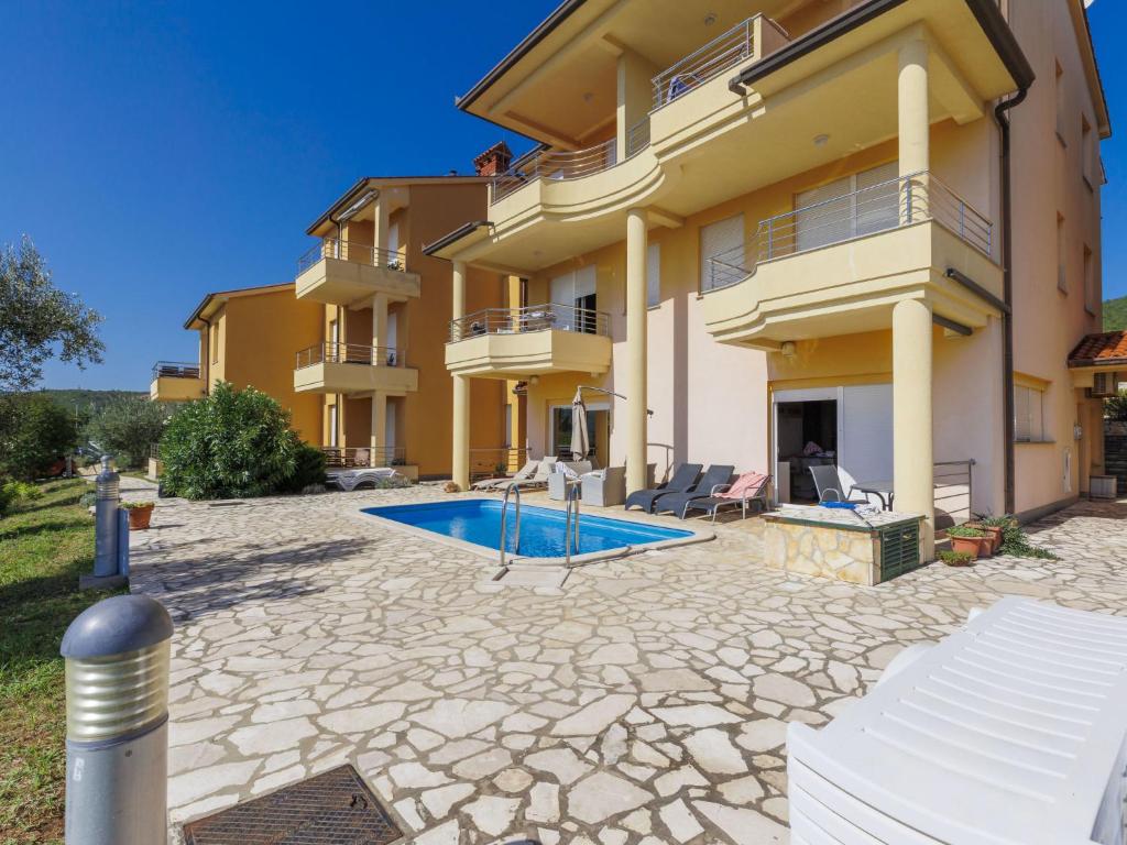 Zdjęcie z galerii obiektu Apartment Magnolia - RAC167 by Interhome w Rabacu
