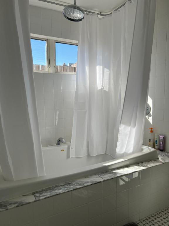 Koupelna v ubytování Modern loft style 2bed 2bath minutes to Times Square