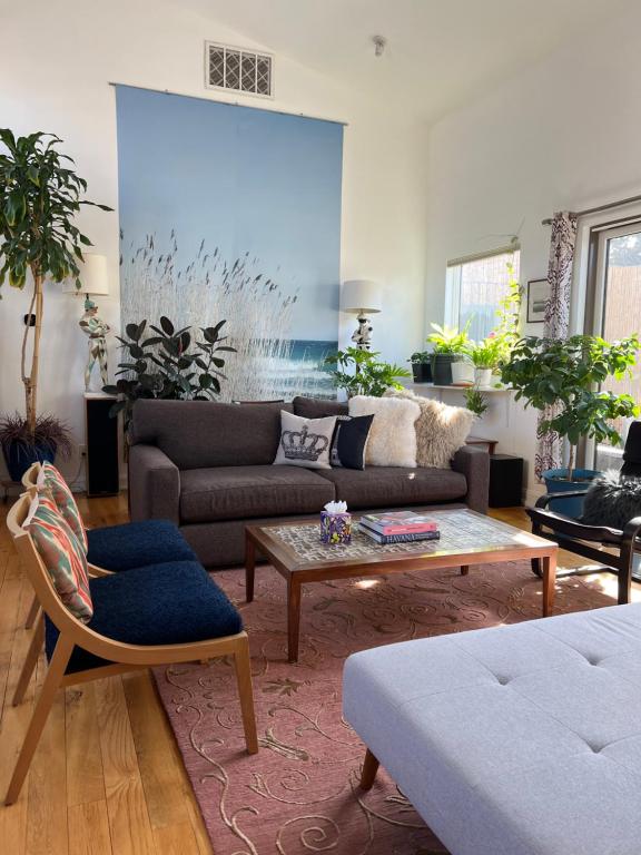Posezení v ubytování Modern loft style 2bed 2bath minutes to Times Square