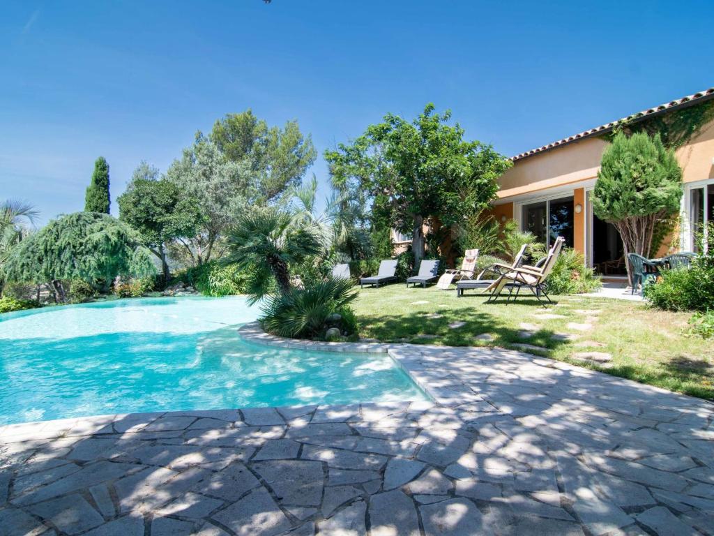 uma casa com piscina num quintal em Villa La Colline - GAR250 by Interhome em Garéoult