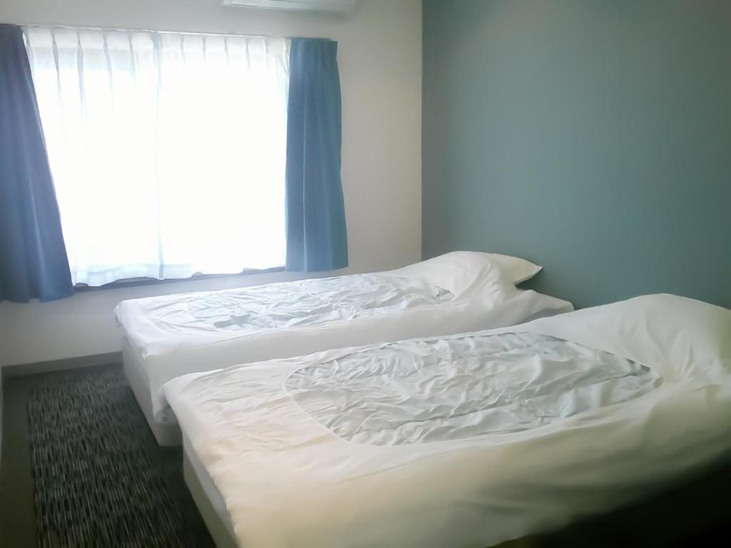 two white beds in a room with a window at Futtsu Sea House INN Kanaya - Vacation STAY 95628v in Futtsu
