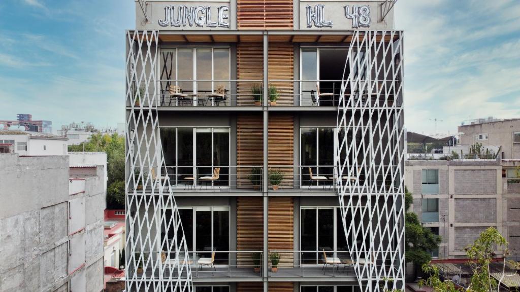 ein Gebäude mit einer Fassade mit weißem Gitter in der Unterkunft New Apartments La Condesa in Mexiko-Stadt
