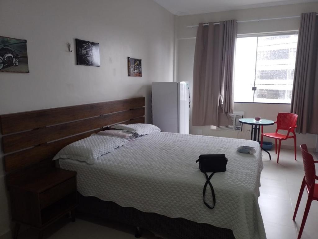 um quarto com uma cama e uma mesa com cadeiras em Temporada centro de Manaus 815 em Manaus