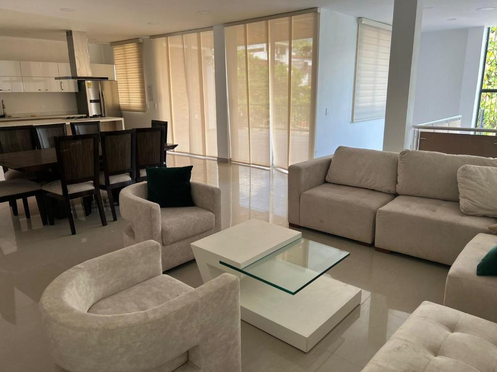 sala de estar con sofá, sillas y mesa en Hermosa casa Timana- Huila 