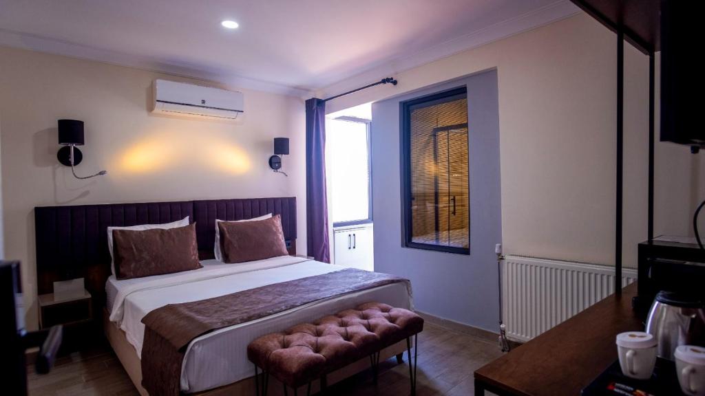 A bed or beds in a room at MAÇA OTEL