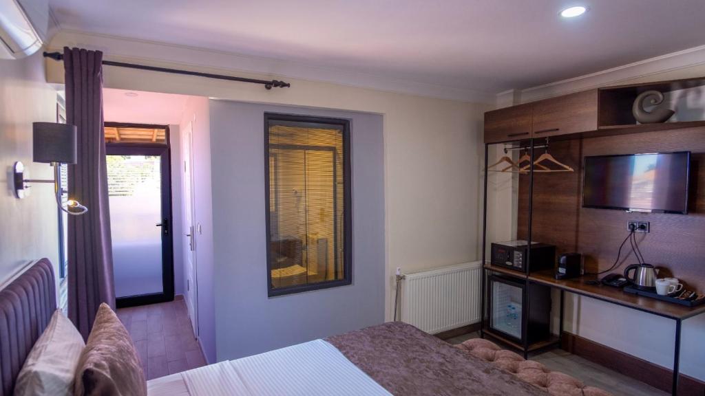 A kitchen or kitchenette at MAÇA OTEL