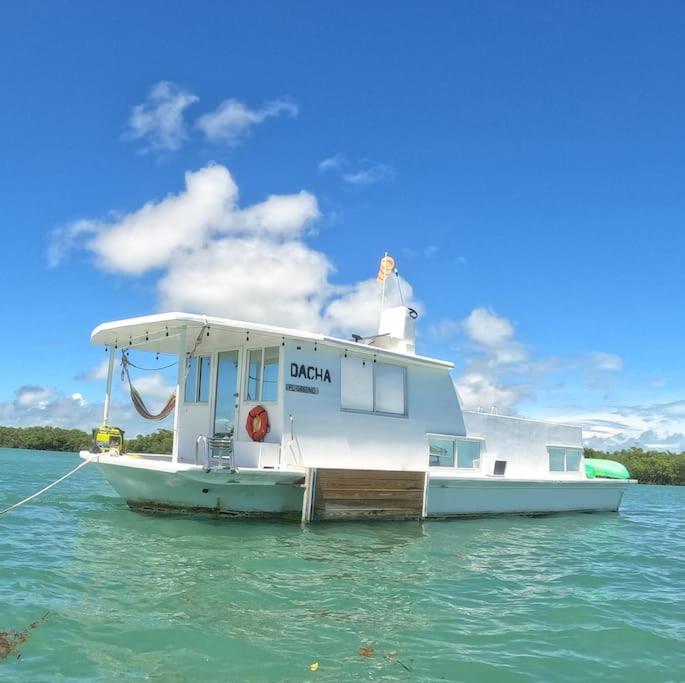 un bote blanco en el agua sobre el agua en Beautiful Houseboat in Key West en Cayo Hueso