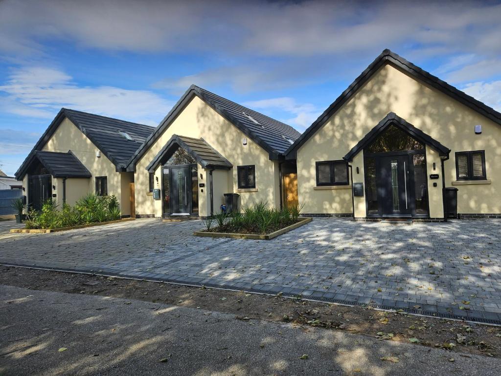 ein großes weißes Haus mit einer Auffahrt in der Unterkunft Kerry Cottage in Holywell