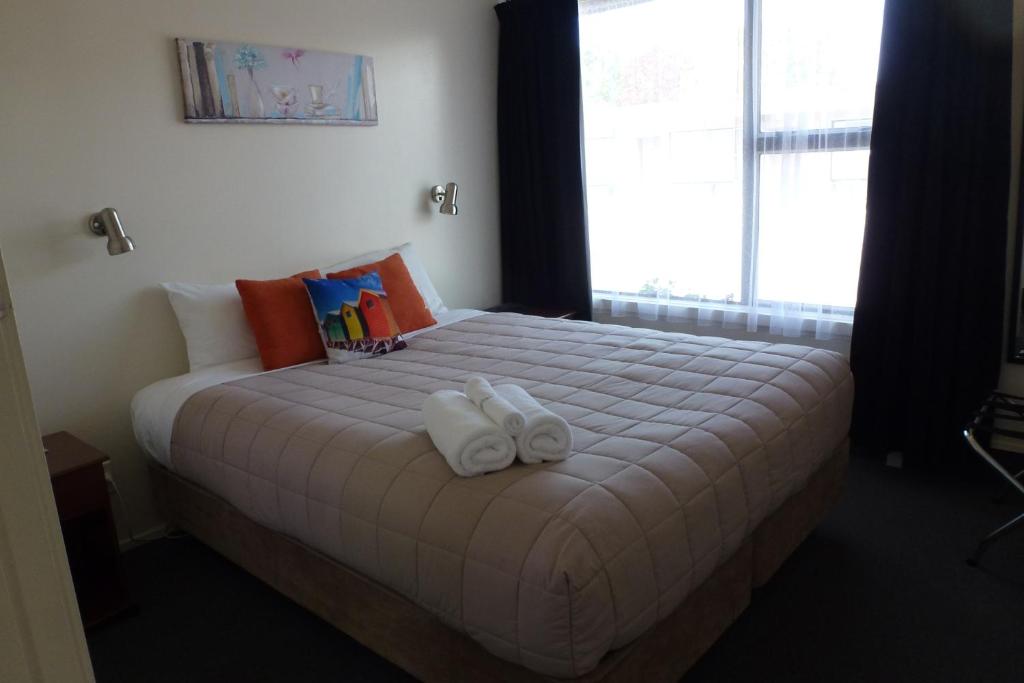 Postel nebo postele na pokoji v ubytování ASURE Adcroft Motel
