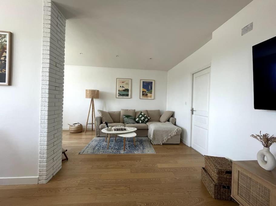 un salon avec un canapé et une table dans l'établissement La garonnette, vue toulousaine, à Toulouse