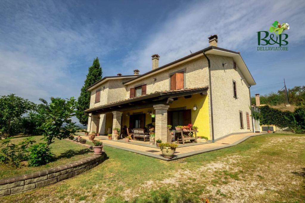 a large house with a large yard with a yard at B&B dell'Aviatore in San Liberato
