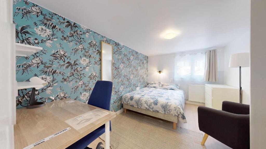 1 dormitorio con 1 cama y escritorio en una habitación en BLUE ROOM Chez Steve, en Chennevières-sur-Marne