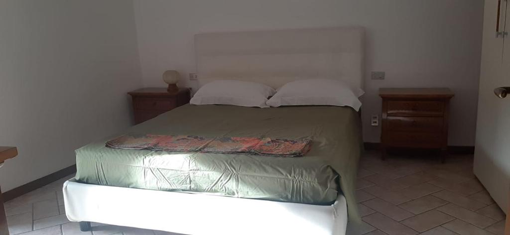 1 dormitorio pequeño con 1 cama con 2 almohadas en Casina Membrino, en Gambassi Terme