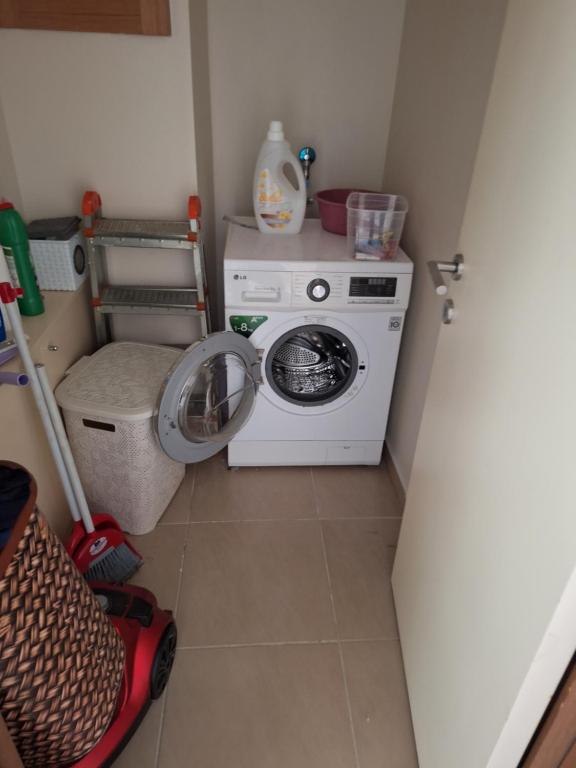 uma pequena casa de banho com uma máquina de lavar roupa num quarto em University residences em Avcılar