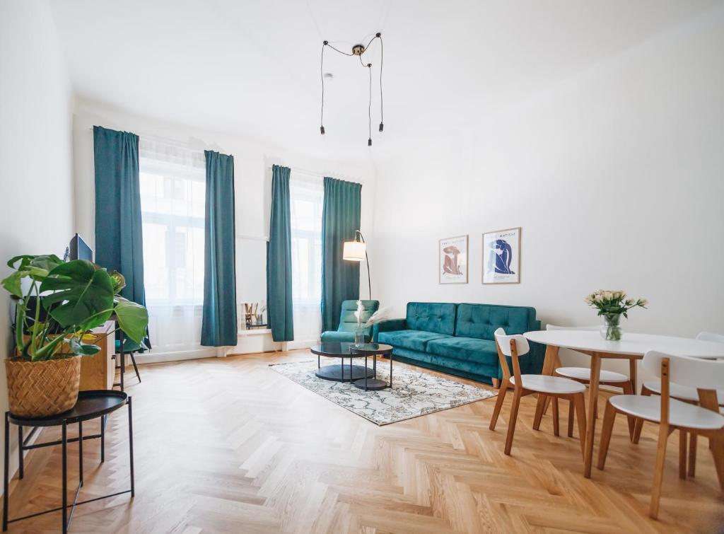 sala de estar con sofá azul y mesa en Brand Cozy Apartment, en Viena