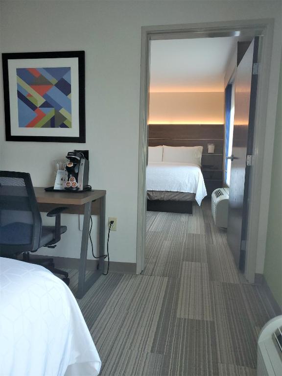 Holiday Inn Express & Suites San Antonio West Sea World Area, an IHG Hotel - Suite De Dos Dormitorios Con Una Cama King Y Dos Camas Queen