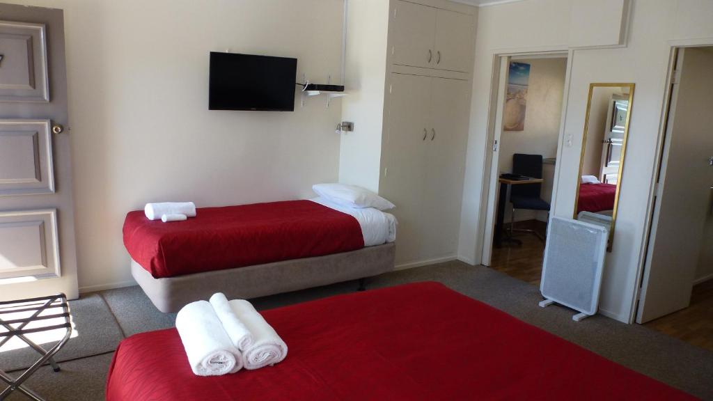 Postel nebo postele na pokoji v ubytování ASURE Adcroft Motel