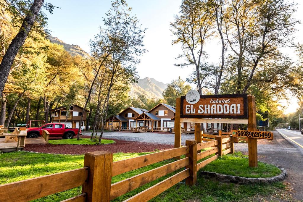 een bord voor de El shapdraft Inn met een hek bij TERMAS DE CHILLAN Las Trancas in Chillán