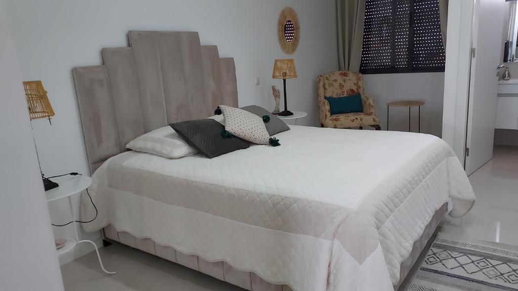 Postel nebo postele na pokoji v ubytování chambre chez alcinda