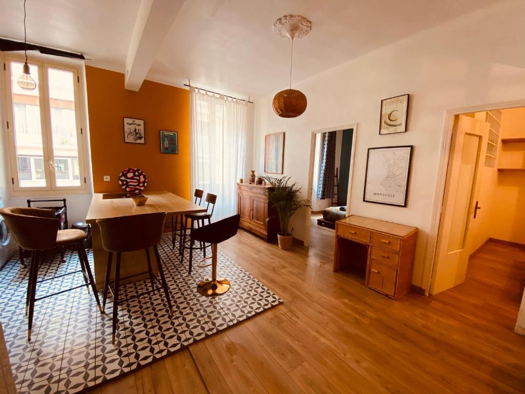 un salon avec une table et des chaises dans l'établissement Charmant T3 Palais Longchamp, à Marseille