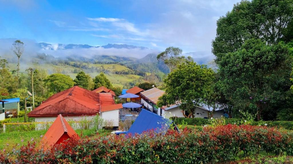 UbaláにあるCabañas La Campiña Ubaláの山を背景とした家屋群