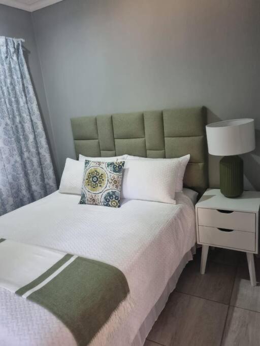 Ένα ή περισσότερα κρεβάτια σε δωμάτιο στο Serene on St James