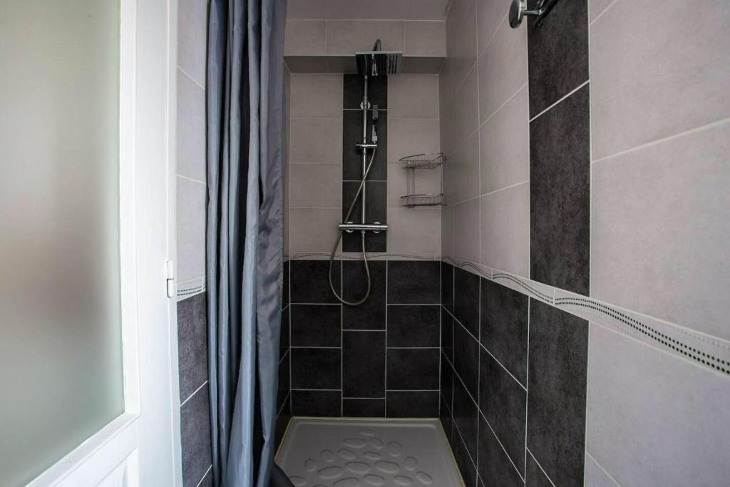 a bathroom with a shower with a shower curtain at Appartement d&#39;une chambre avec vue sur la ville et wifi a Embrun in Embrun