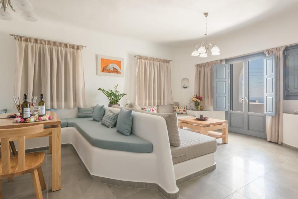 Część wypoczynkowa w obiekcie Aspronisi Luxury Villa with Caldera View
