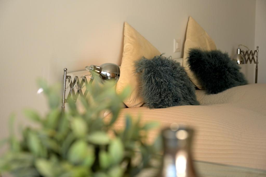 uma cama com almofadas e um bicho de peluche em ArosaFlair em Arosa
