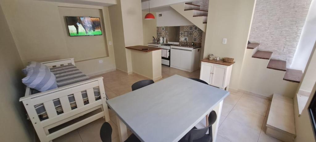 eine kleine Küche mit einem weißen Tisch und einer Treppe in der Unterkunft La Casa de Bimba in Gualeguaychú