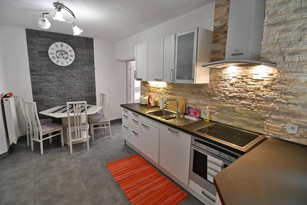 Kuchyňa alebo kuchynka v ubytovaní APARTMENTS V+K