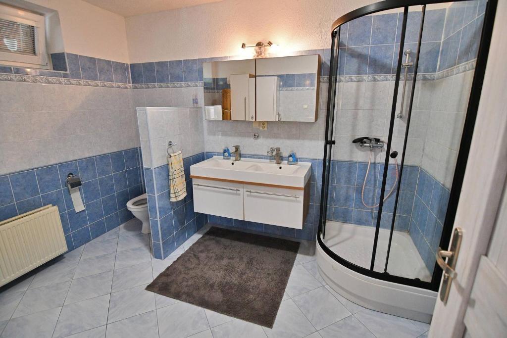 Kúpeľňa v ubytovaní APARTMENTS V+K