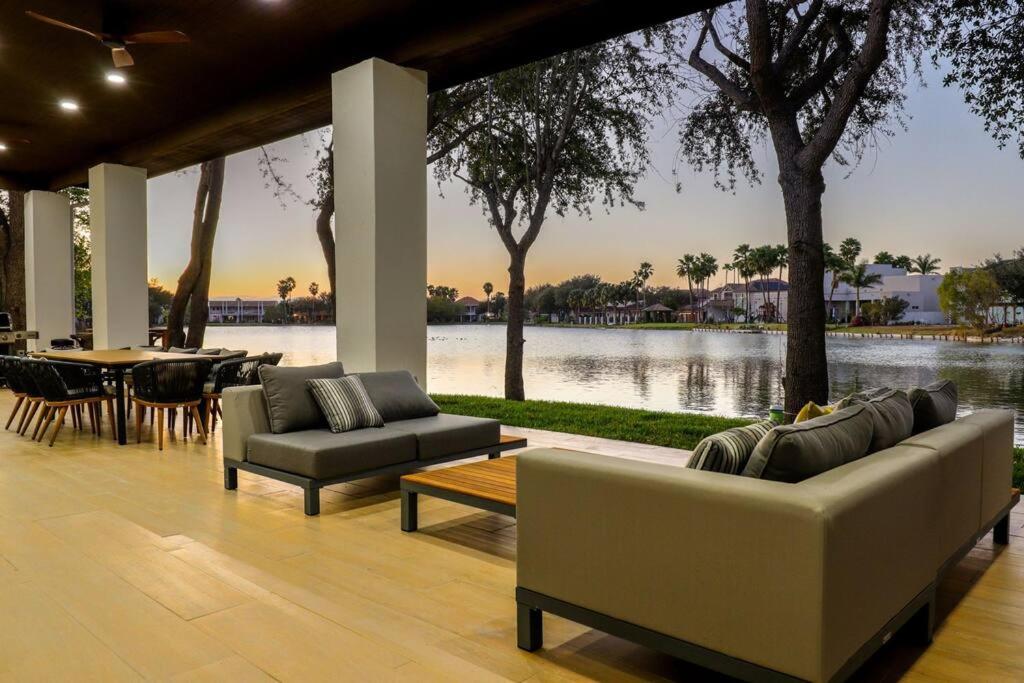 una sala de estar con sofás, mesas y un lago en Lake Home: Relax and Unwind in Mission Hidden Gem, en Mission