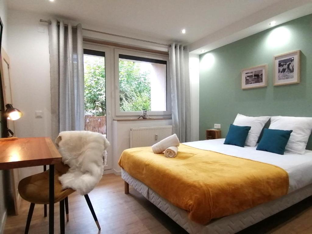 1 dormitorio con 1 cama con escritorio y silla en Le Blies'Art - Sarreguemines - 4 pers, en Sarreguemines