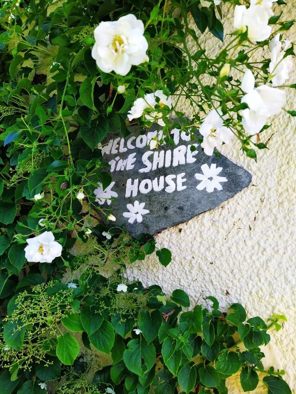a sign that says welcome to the shingle house at Quay Street in Lostwithiel