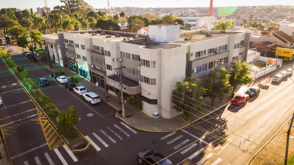 una vista aérea de una calle con un gran edificio blanco en Sir Hotel, en Telêmaco Borba