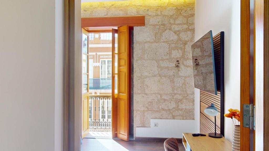 una sala de estar con una puerta que da a un balcón en Triana Rooms EH, en Las Palmas de Gran Canaria